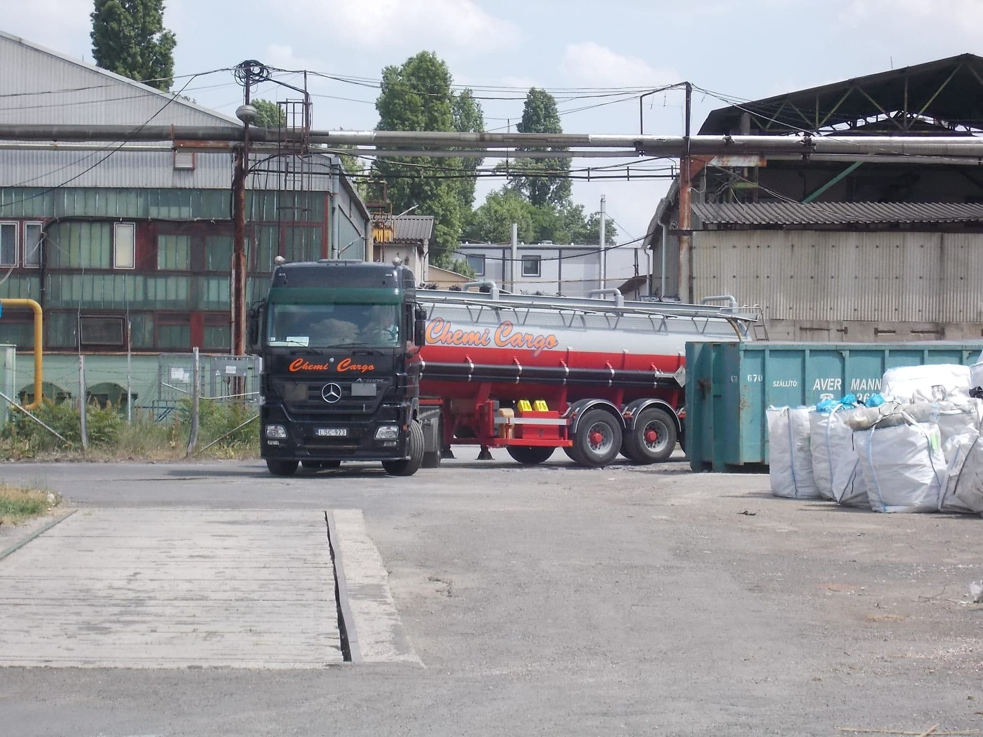 Electronic weighbridge with truck on platform